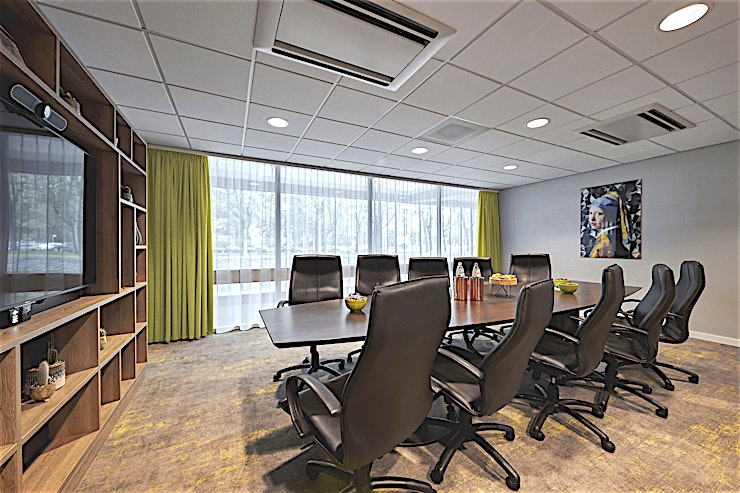 Kennedy Holiday Inn Amsterdam Hotel provides accommodation with free WiFi, situated 12 minutes from Schiphol Airport and a 15-minute metro ride from Dam Square. Guests can enjoy the on-site lounge bar, restau